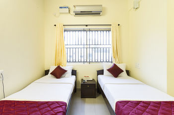 Super Oyo Capital O Premium Hotel Victoria Heights Near Sri Someshwara Swami Temple Bangalore Buitenkant foto